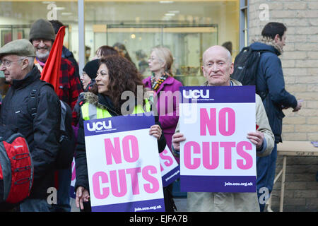 Kingsway, London, UK. 25 mars 2015. Un groupe d'enseignement supérieur (FE) et du personnel chargés de l'étape a protester contre les coupures dans l'enseignement aux adultes et l'apprentissage dans le secteur de la FE. Le secteur est souvent décrit comme le secteur 'Cinderella' comme il reçoit peu d'attention des médias. Banque D'Images