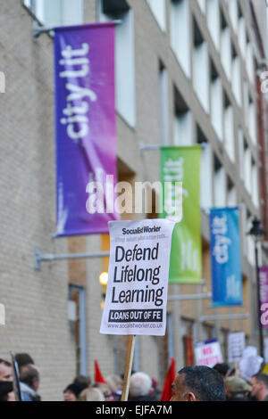 Kingsway, London, UK. 25 mars 2015. Un groupe d'enseignement supérieur (FE) et du personnel chargés de l'étape a protester contre les coupures dans l'enseignement aux adultes et l'apprentissage dans le secteur de la FE. Le secteur est souvent décrit comme le secteur 'Cinderella' comme il reçoit peu d'attention des médias. Banque D'Images