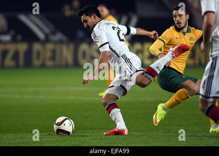 Kaiserslautern, Allemagne. Mar 25, 2015. L'Ilkay Gundogan (L) et d'Australias Mathew Leckie rivalisent pour la balle durant le match amical de l'Allemagne contre l'Australie, à Kaiserslautern, Allemagne, 25 mars 2015. Dpa : Crédit photo alliance/Alamy Live News Banque D'Images