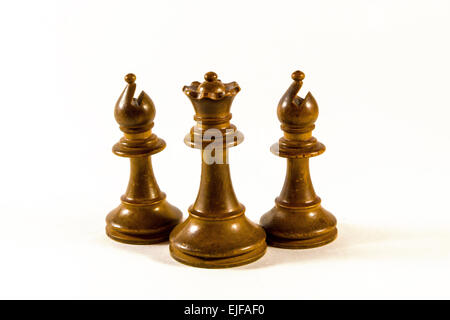 Un grand blanc en bois de chess flanquée de deux évêques - isolé sur fond blanc Banque D'Images