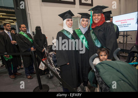 En attente pour l'obtention de leur diplôme, les diplômés en neurosciences snap du King's College de Londres , des ressortissants saoudiens au Bureau culturel de l'Arabie saoudite a accueilli la 5e cérémonie de remise des diplômes et de l'emploi 22 mars 2015, l'Excel Centre de Londres. Tous ont fréquenté l'université du Royaume-Uni et sont maintenant à rentrer en Arabie Saoudite pour travailler. Banque D'Images