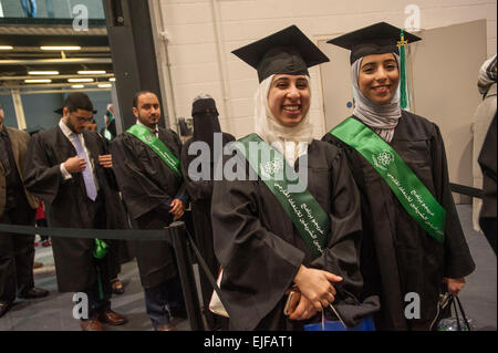 En attente pour l'obtention de leur diplôme, les diplômés en neurosciences snap du King's College de Londres , des ressortissants saoudiens au Bureau culturel de l'Arabie saoudite a accueilli la 5e cérémonie de remise des diplômes et de l'emploi 22 mars 2015, l'Excel Centre de Londres. Tous ont fréquenté l'université du Royaume-Uni et sont maintenant à rentrer en Arabie Saoudite pour travailler. Banque D'Images