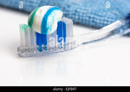 Brosse à dents et dentifrice, serviette, pulvérisation d'eau. close-up Banque D'Images