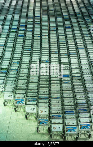 Shot générique de centaines de chariots à bagages dans un aéroport Banque D'Images