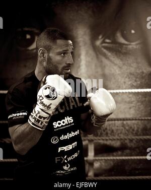 Kell Brook former au St Thomas Boys Club Sheffield avant son combat Banque D'Images