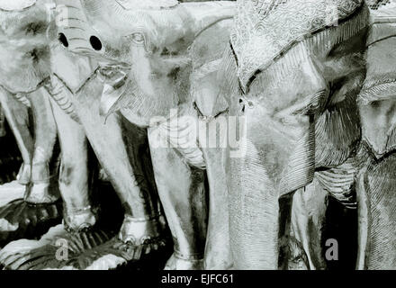 Les éléphants à thao maha prom d'Erawan Shrine dans mahaprom hindou Sukhumvit à Bangkok en Thaïlande asie du sud-est de l'extrême-orient art voyage clair-obscur de l'éléphant. Banque D'Images