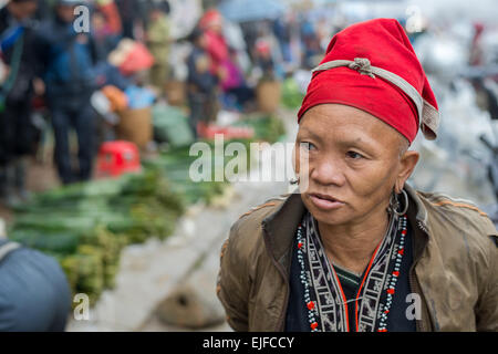 Femme Dao rouge au marché de Sapa au nord du Vietnam Banque D'Images