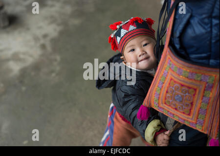 Dao rouge enfant dans Ta Phin Village près de Sapa au nord du Vietnam Banque D'Images