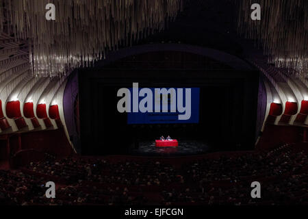 Turin, Italie. Mar 25, 2015. Il a été inauguré à la région Theatre la quatrième édition de la biennale de la démocratie avec une conférence magistrale intitulée, Claudio Magris et Mario Calabresi, directeur du quotidien La Stampa. © Elena Aquila/Pacific Press/Alamy Live News Banque D'Images