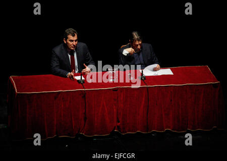 Turin, Italie. Mar 25, 2015. Il a été inauguré à la région Theatre la quatrième édition de la biennale de la démocratie avec une conférence magistrale intitulée, Claudio Magris et Mario Calabresi, directeur du quotidien La Stampa. © Elena Aquila/Pacific Press/Alamy Live News Banque D'Images