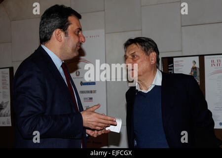 Turin, Italie. Mar 25, 2015. Il a été inauguré à la région Theatre la quatrième édition de la biennale de la démocratie avec une conférence magistrale intitulée, Claudio Magris et Mario Calabresi, directeur du quotidien La Stampa. © Elena Aquila/Pacific Press/Alamy Live News Banque D'Images