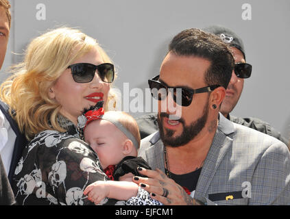 LOS ANGELES, CA - le 22 avril 2013 : Backstreet Boys star AJ McLean & Femme et fille sur Hollywood Boulevard où ils ont été honorés avec le 2,495ème étoile sur le Hollywood Walk of Fame. Banque D'Images