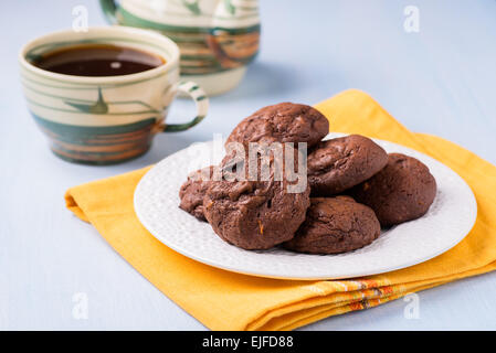 Les cookies au chocolat maison sur plaque blanche, selective focus Banque D'Images