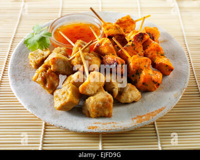 Satay oriental avec sauce chili Banque D'Images