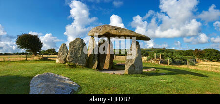 Un megalitic Pentre Ifan Néolithique Pierre chambre funéraire dolmen construit environ 3500 avant J.-C. dans la paroisse de Nevern, Pembrokeshire, Pays de Galles. Banque D'Images