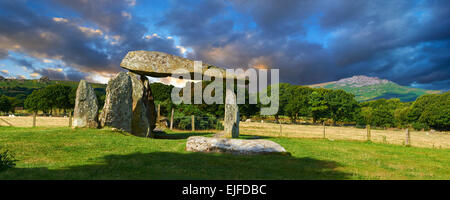 Un megalitic Pentre Ifan Néolithique Pierre chambre funéraire dolmen construit environ 3500 avant J.-C. dans la paroisse de Nevern, Pembrokeshire, Pays de Galles. Banque D'Images