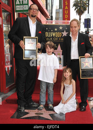 LOS ANGELES, CA - 5 avril 2013 : Magiciens Penn Jillette (à gauche) & Raymond Teller avec Penn's children Zolten & Moxie Crimefighter sur Hollywood Boulevard où ils ont été honorés avec le 2,494ème étoile sur le Hollywood Walk of Fame Banque D'Images