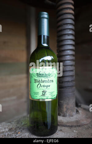 Bouteille de vin blanc Ortega et ancien pressoir à Cranbrook English Vineyards dans la région de Kent, England, UK Banque D'Images