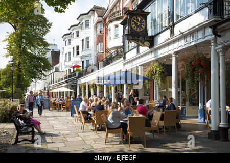 Scène de rue à l'Pantiles zone piétonne de Tunbridge Wells avec café de la rue et boutiques dans le Kent, England, UK Banque D'Images