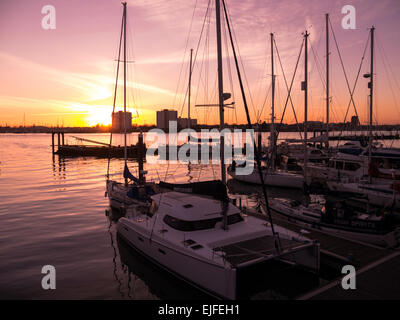 Coucher de soleil sur le port de Portsmouth, de Gunwharf Quays marina Banque D'Images