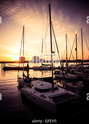 Coucher de soleil sur le port de Portsmouth, de Gunwharf Quays marina Banque D'Images