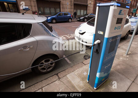 Belfast, Royaume-Uni. 25 mars 2015 charge Voitures Leaf de Nissan à Belfast Banque D'Images