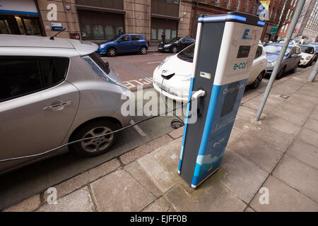 Belfast, Royaume-Uni. 25 mars 2015 charge Voitures Leaf de Nissan à Belfast Banque D'Images