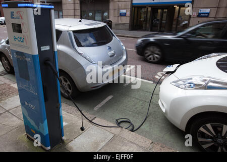 Belfast, Royaume-Uni. 25 mars 2015 charge Voitures Leaf de Nissan à Belfast Banque D'Images