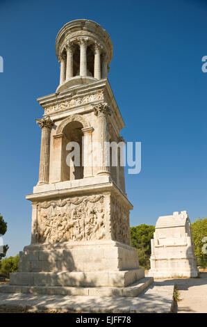 ZENOTAPH arc romain et ruines de GLANUM SAINT RÉMY DE PROVENCE DU RHÔNE FRANCE Buch鋨es Banque D'Images