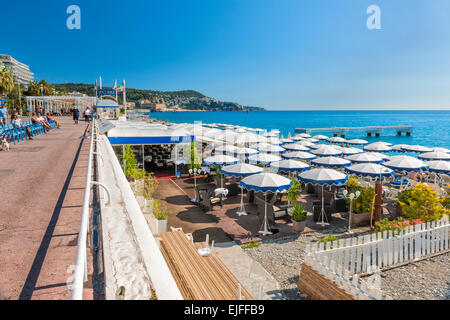 NICE, FRANCE - 2 octobre 2014 : promenade Anglais ou Promenade des Anglais s'étend le long de la plage de la ville avec des restaurants Banque D'Images