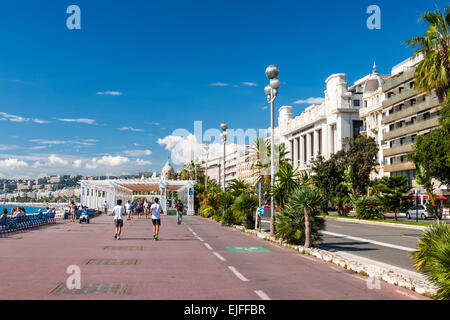 NICE, FRANCE - 2 octobre, 2014 : aux personnes bénéficiant d'une météo ensoleillée et vue sur la mer Méditerranée à l'anglais, promenade Banque D'Images