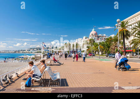 NICE, FRANCE - 2 octobre, 2014 : aux personnes bénéficiant d'une météo ensoleillée et vue sur la mer Méditerranée à l'anglais, promenade Banque D'Images