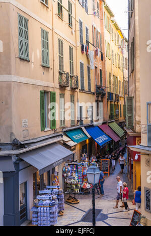 NICE, FRANCE - 2 octobre 2014 : boutiques, cafés et restaurants sur la Rue du Pont-Vieux, une étroite rue piétonne dans le Vieux Nice Banque D'Images