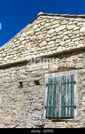 Maison abandonnée avec volets minable dans l'ancien village de vieille Perithia Palea Peritheia - le nord de Corfou, Grèce Banque D'Images