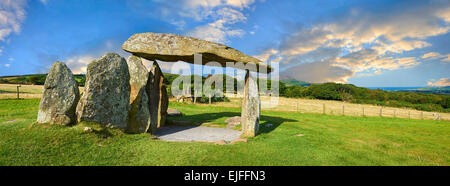 Un megalitic Pentre Ifan Néolithique Pierre chambre funéraire dolmen construit environ 3500 avant J.-C. dans la paroisse de Nevern, Pembrokeshire, Pays de Galles. Banque D'Images