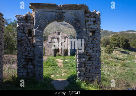 Skordilis abandonnés à l'abandon dans l'ancienne maison de village de montagne de vieille Perithia - Palea Peritheia, Corfou, Grèce Banque D'Images