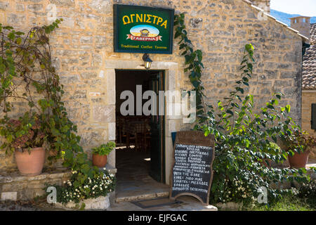 Taverne grecque typique au menu restaurant Taverna, dans la plus vieille ville de Corfou, l'ancien village historique vieille Perithia - paléa, Perithiea Banque D'Images