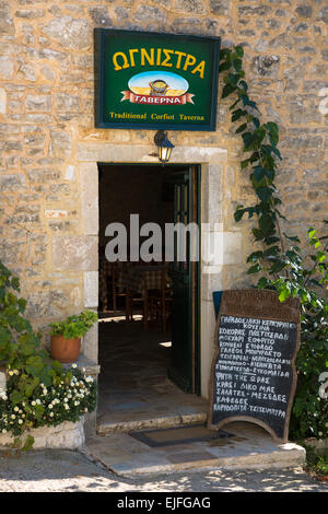 Taverne grecque typique au menu restaurant Taverna, dans la plus vieille ville de Corfou, l'ancien village historique vieille Perithia - paléa, Perithiea Banque D'Images