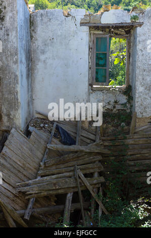 Des poutres en bois et friches maison abandonnée en ruine en ancien village de vieille Perithia - Palea Perithea, Corfou, , Grèce Banque D'Images