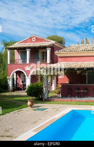 Hotel Villa de Benavente, Corfou traditionnel de style villa avec piscine à Peroulades, dans le nord de Corfou, Îles Ioniennes Grecque, Banque D'Images