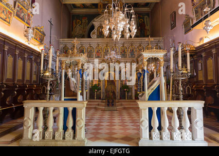 Eglise Orthodoxe Grecque ornée avec des icônes religieuses au monastère de Paleokastritsa, 13e siècle, à Corfou , Grèce Banque D'Images