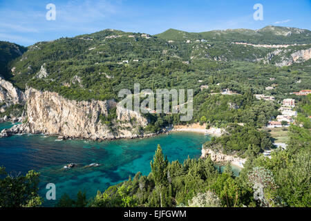 Paleokastritsa beach resort - Ciel bleu turquoise, falaises et mer Ionienne de Corfou, îles Ioniennes, Grèce Banque D'Images