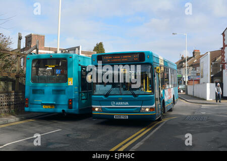 Deux bus passent arriva un de l'autre en voyage grâce à Luton, Bedfordshire Banque D'Images