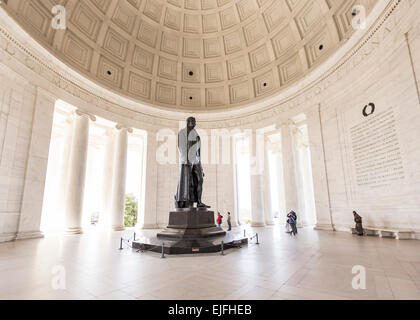 WASHINGTON, DC, USA - Jefferson Memorial. Statue en bronze de Thomas Jefferson dans la rotonde. Banque D'Images