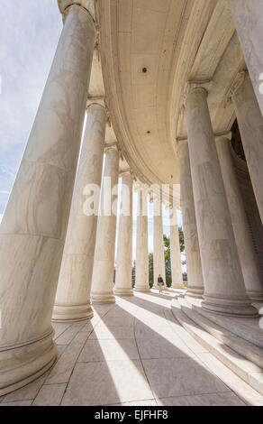 WASHINGTON, DC, USA - Jefferson Memorial, l'homme marche en colonnes. Banque D'Images