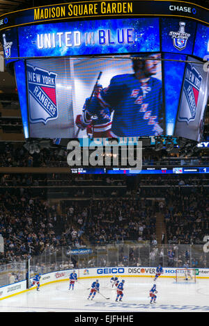 Jeu de hockey sur glace au Madison Square Garden, à Manhattan, New York City, New York State, USA Banque D'Images