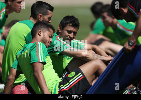 Los Angeles, USA. Mar 25, 2015. Joueurs de football mexicain assister à une session de formation à Los Angeles, États-Unis, le 25 mars 2015. Le Mexique va jouer un match amical avec l'Équateur le 28 mars. © Vega/NOTIMEX/Xinhua/Alamy Live News Banque D'Images