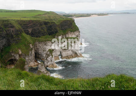 Une vue sur le littoral de l'Irlande du Nord, avec une vue lointaine de Portrush Banque D'Images