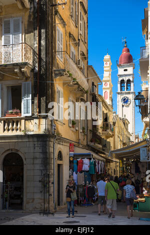 Dans les touristes par la Spianada et Église de Saint Spyridon, clocher de l'horloge en Agiou Spiridonos Kerkyra, Corfou, Grèce Banque D'Images