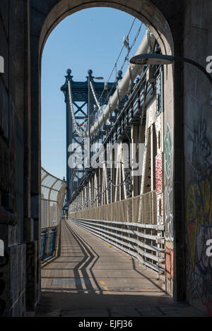 Sentier pour piétons le long du pont de Manhattan, Manhattan, New York City, New York State, USA Banque D'Images